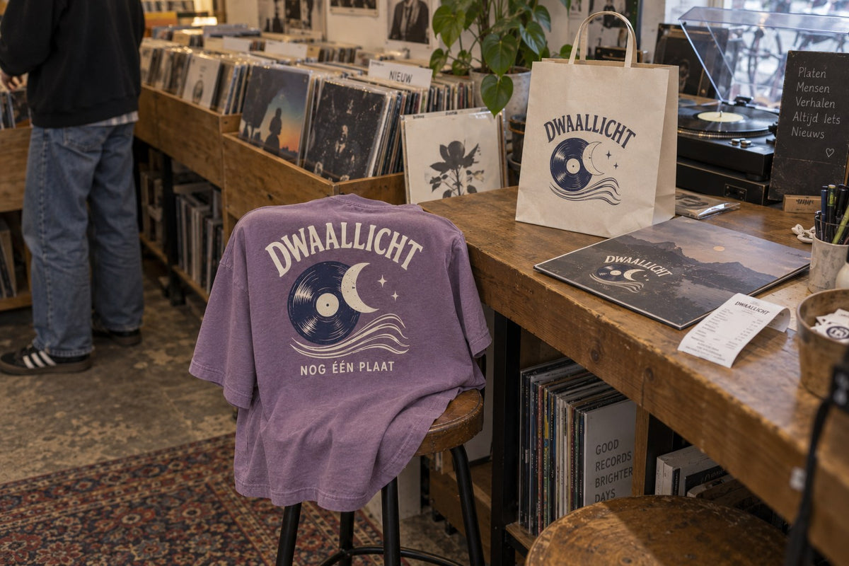 Dwaallicht — lila T-shirt met plaatillustratie tussen de platenbakken, conceptbeeld