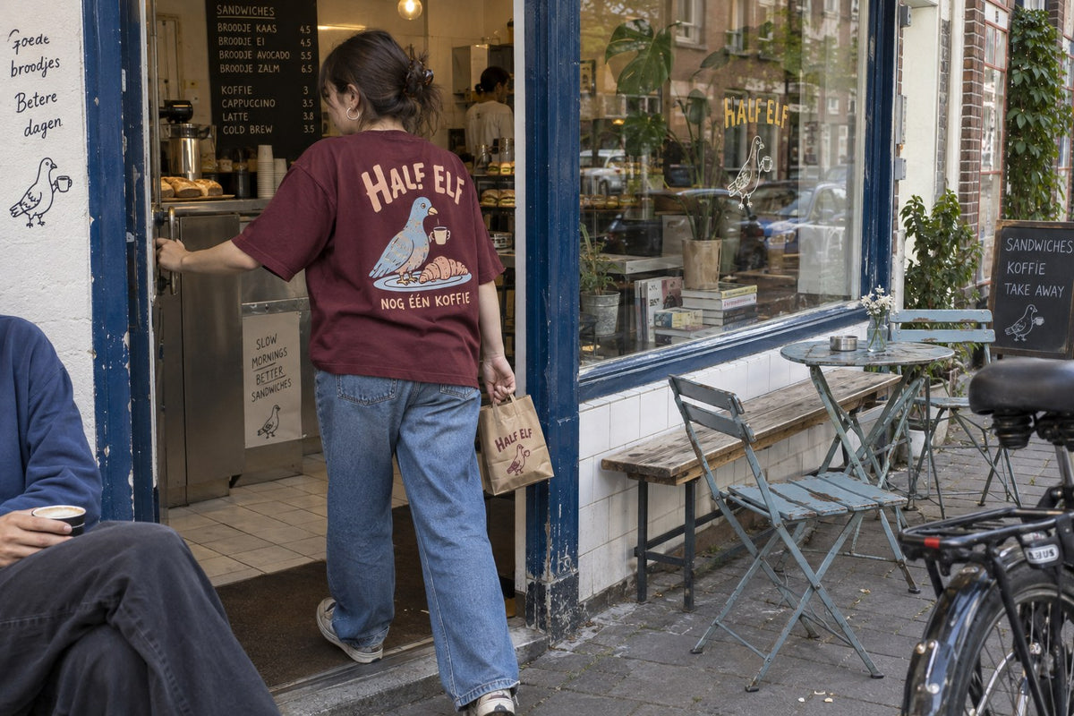 Half Elf — bordeaux T-shirt met duifprint voor het café, conceptbeeld